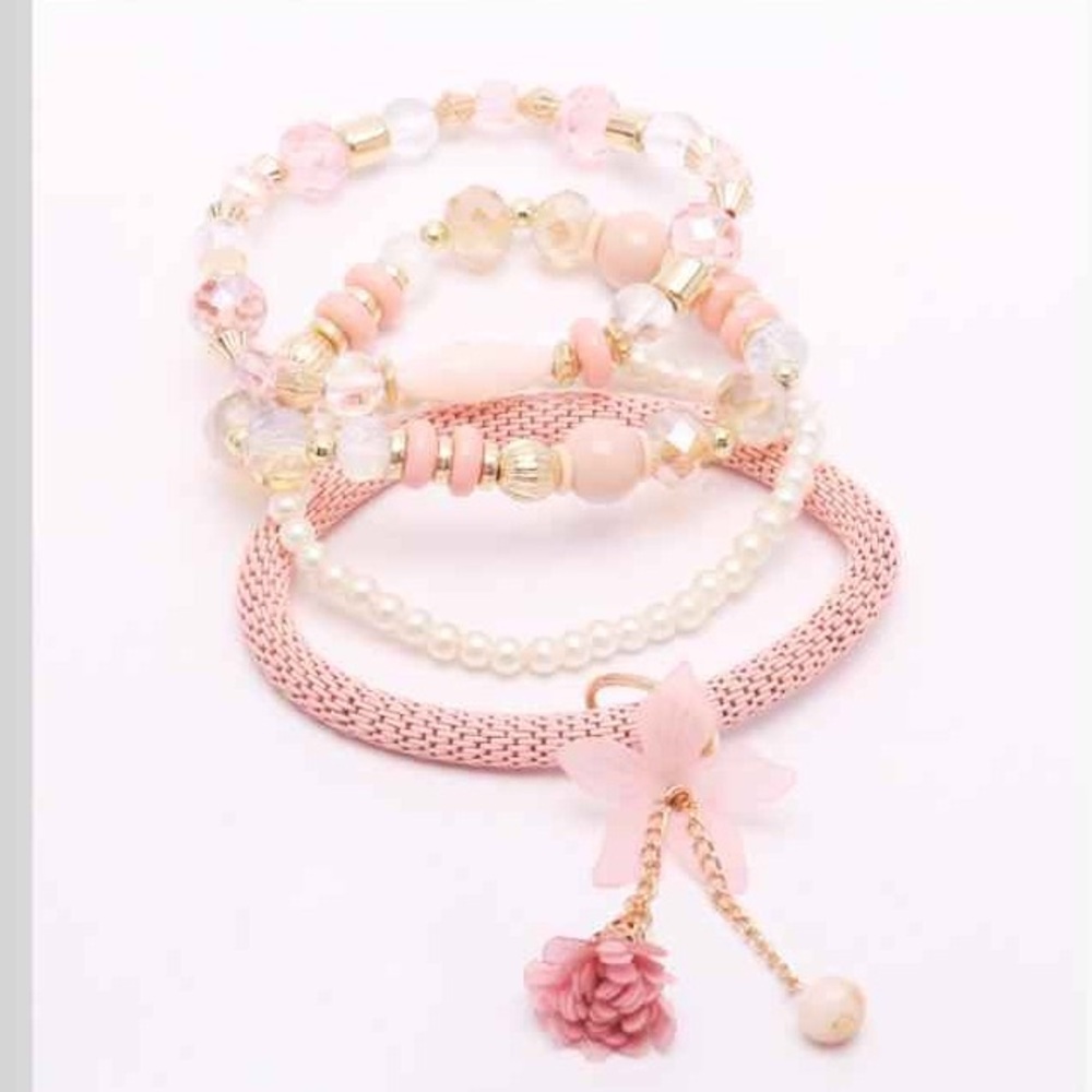 Stretch bracelet with charm